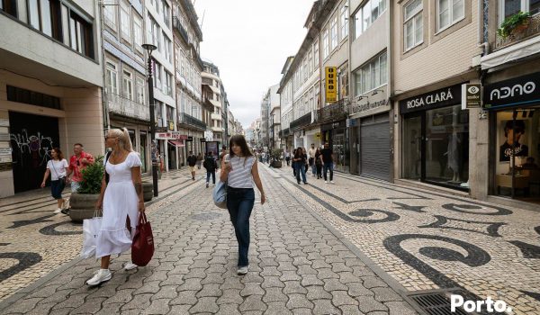 Porto: Lixo na Rua de Santa Catarina passa a ser recolhido apenas após o fecho do comércio