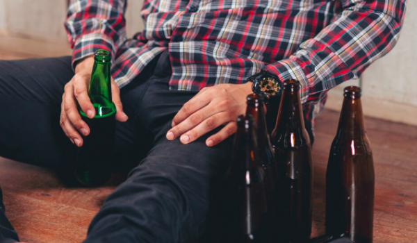 Dependência de álcool quase quadruplica em dez anos mas apenas 20% dos doentes estão em tratamento
